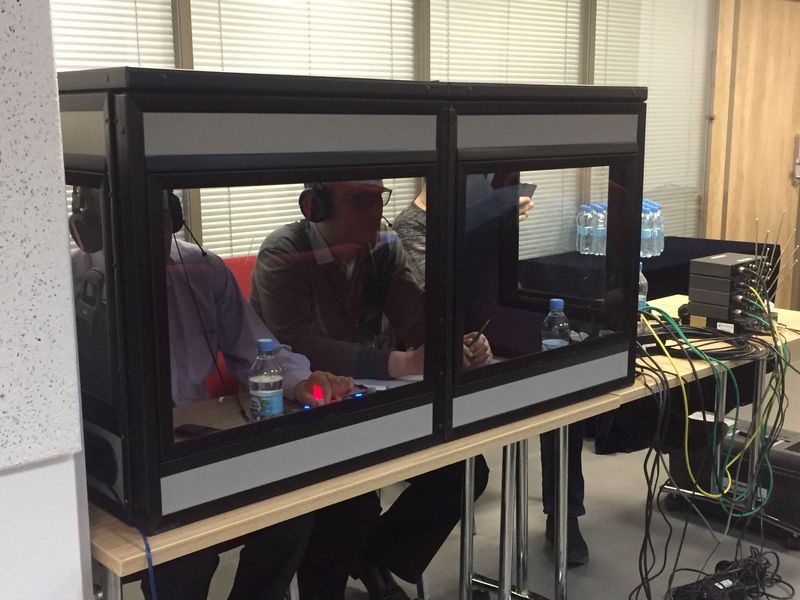 Оборудование и место работы синхронных переводчиков Статус Ко